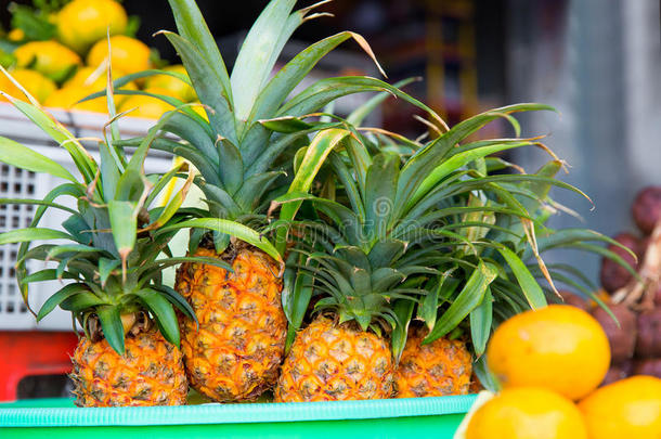 新鲜异国情调的热带水果在户外市场出售。