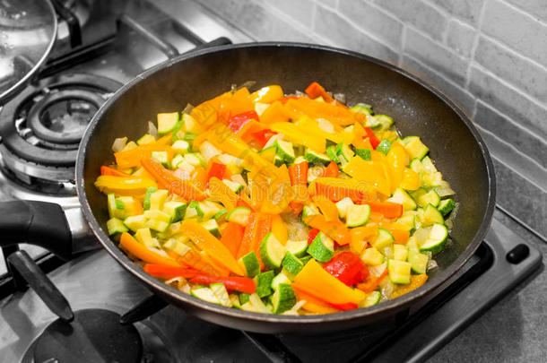 烹饪彩色切片蔬菜泛素食谱