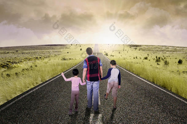 孩子们和<strong>爸爸</strong>一起走在路上