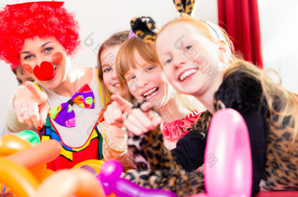 小丑在儿童生日聚会上和孩子们在一起