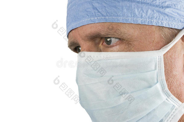 带口罩的外科医生