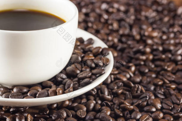 杯咖啡和咖啡豆背景温暖色调，选择