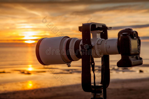 日落时的DSLR相机