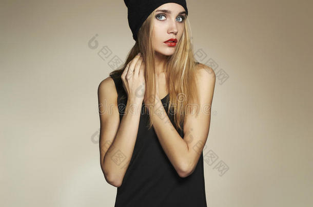戴帽子的漂亮年轻女人。 戴帽子的金发美女。 休闲装冬天