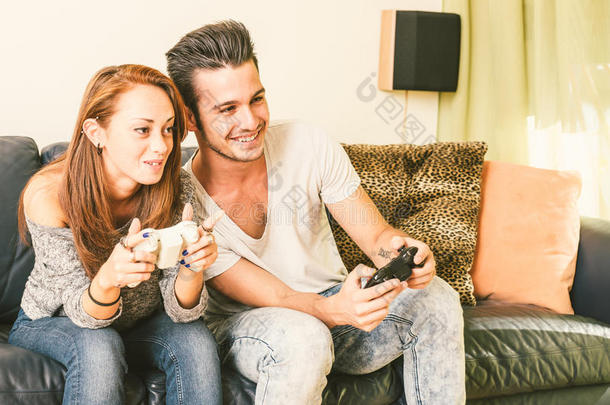 玩电子游戏的年轻夫妇