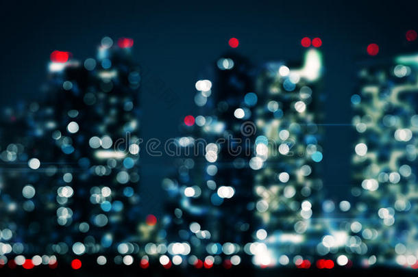 夜晚城市里摩天大楼的双色模糊的灯光