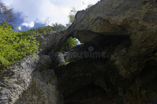 拱门在佩斯特拉莱伊奥尼尔洞穴，阿普塞尼山，罗马尼亚