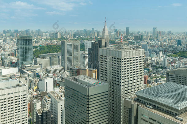 新宿金融区东京摩天大楼的城市景观