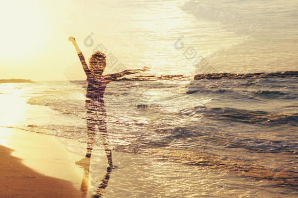 海洋日落和可爱快乐孩子双重曝光的抽象形象。 自由概念