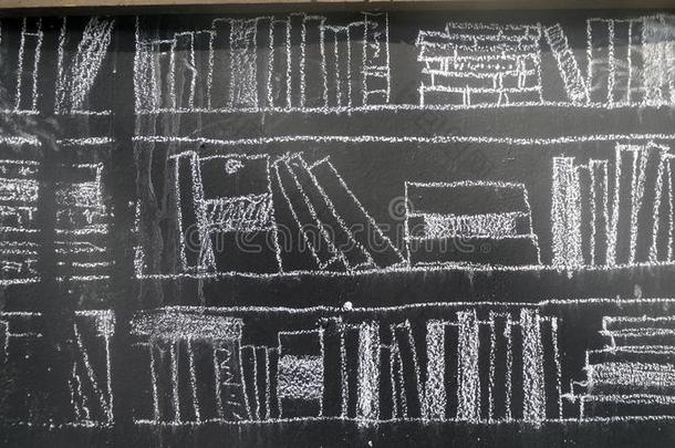 黑板上图书馆书架的粉笔画