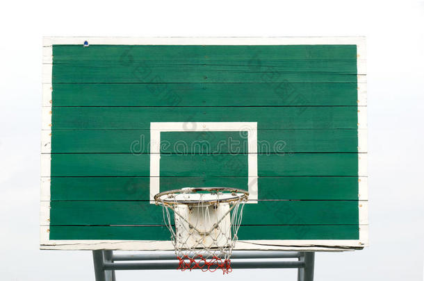 篮球圈-户外篮球圈和绿色背板，从底部的侧面看。 孤立在天空背景上。
