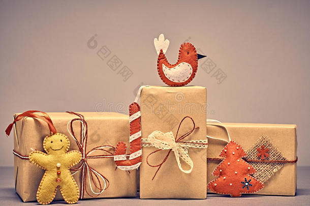 礼品盒手工堆叠，姜饼。 圣诞节