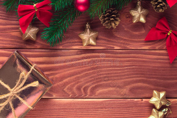 黑色木板装饰的圣诞冷杉树。软聚焦。