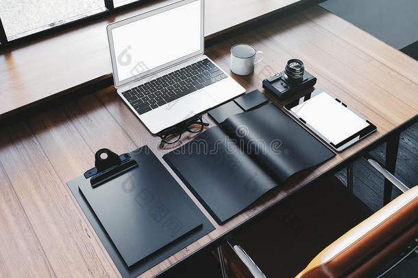 通用设计笔记本电脑在木制桌子上