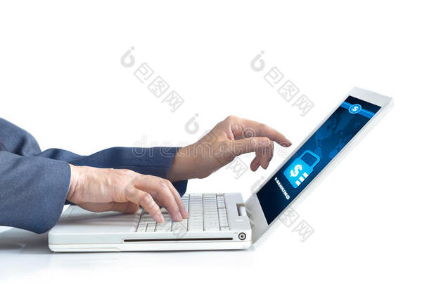在白色背景下使用电子银行的笔记本电脑的商人