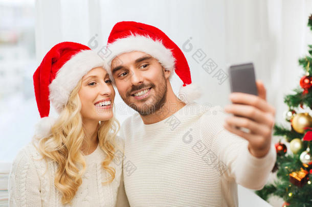一对夫妇在圣诞节用智能手机自拍