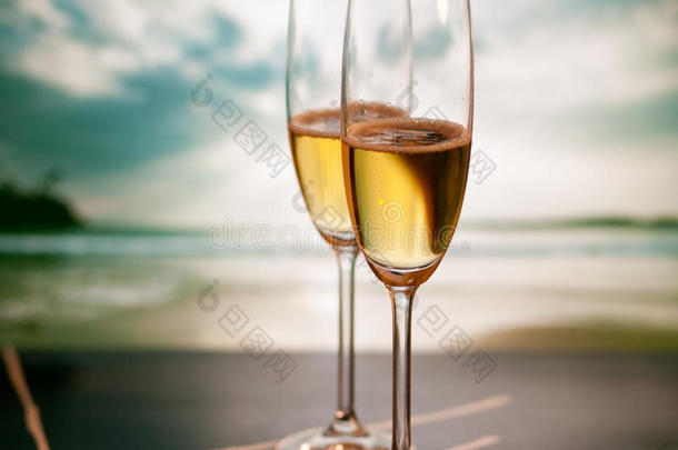 热带海滩的香槟杯-异国情调的新年