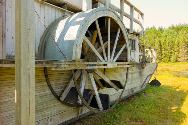 过去伐木业使用的木拖船