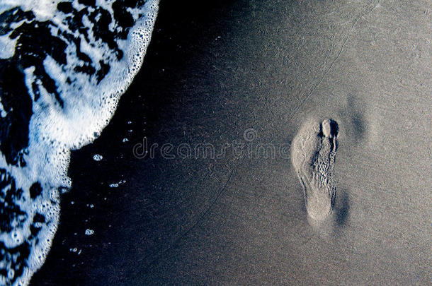 海滩黑色脚足迹脚步