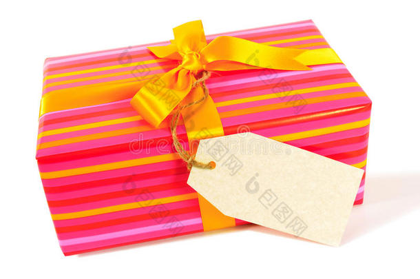 糖果条纹圣诞或生日礼物，黄色金色丝带，空白礼品标签或标签隔离在白色背景上