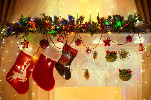 圣诞壁炉，家庭吊袜，圣诞灯装饰，树枝