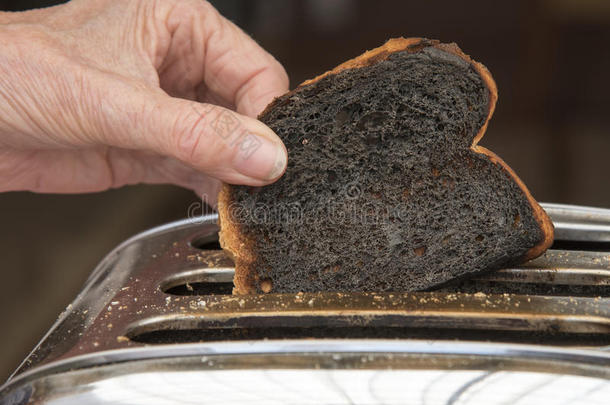 烤面包机里冒出烧焦的烤面包片