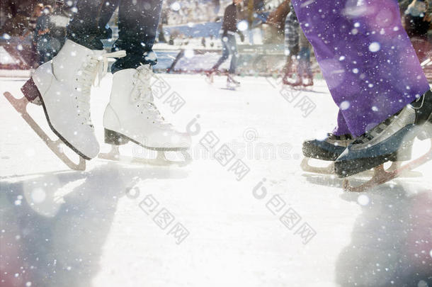 特写<strong>滑冰鞋滑</strong>冰室外溜冰场
