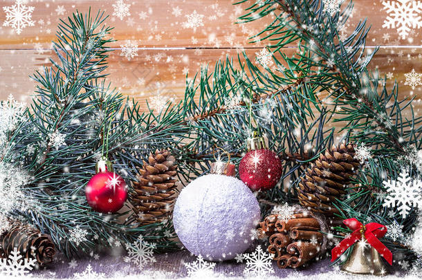 圣诞构图，云杉树枝，松果和<strong>雪糕</strong>
