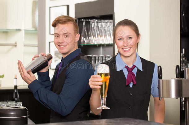 酒吧或酒吧用啤酒填充玻璃的酒吧老板
