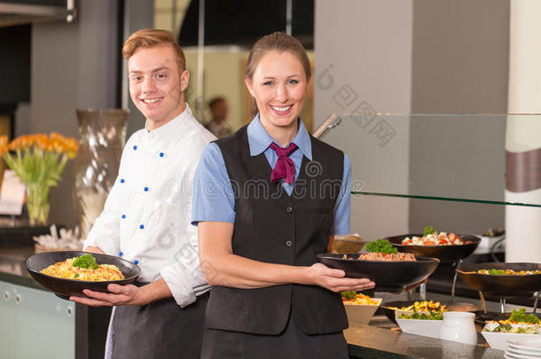 厨师和服务员从餐饮服务摆在自助餐前面