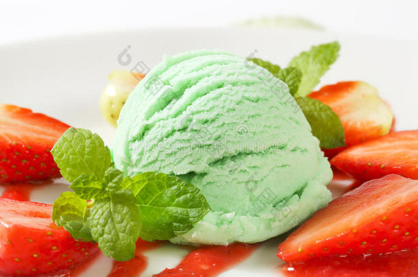 一勺冰淇淋和草莓