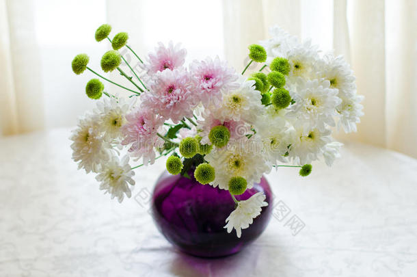 花瓶里的一束菊花