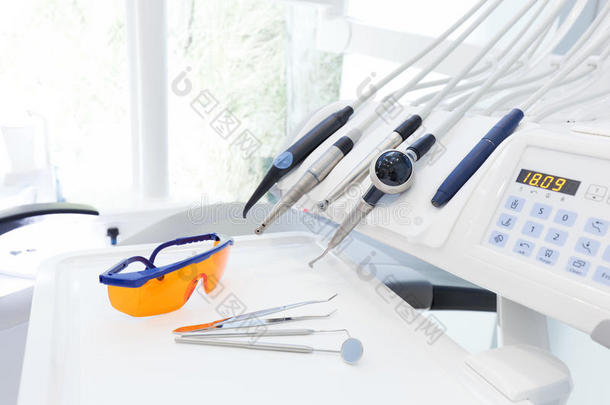 牙医办公室的设备和牙科器械。 牙科