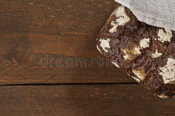木制桌子上的深色健康<strong>面包</strong>