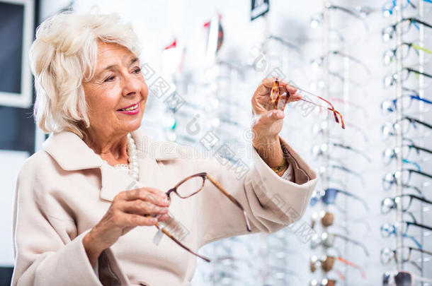 眼镜店的女顾客