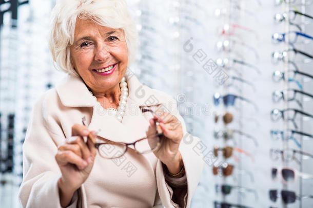 眼镜店的女退休人员
