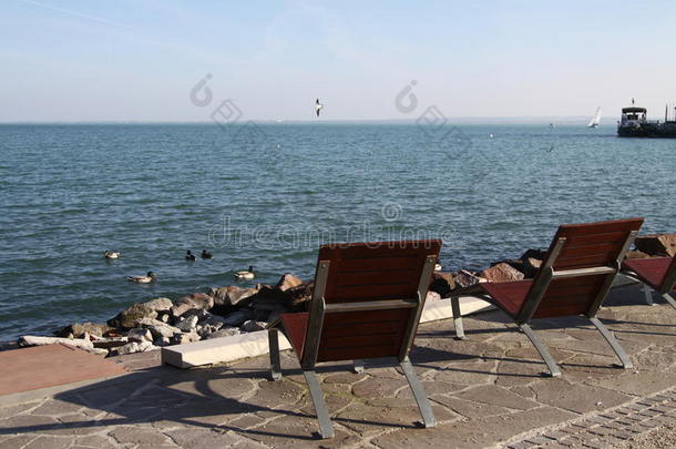 巴拉顿湖岸边的空甲板椅子