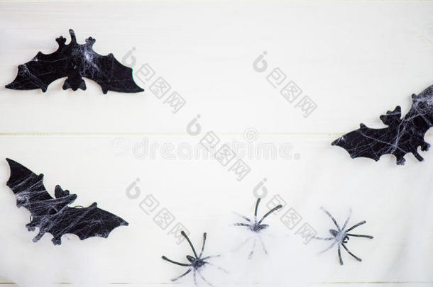 万圣节象征蝙蝠，网络和黑色蜘蛛在木制背景