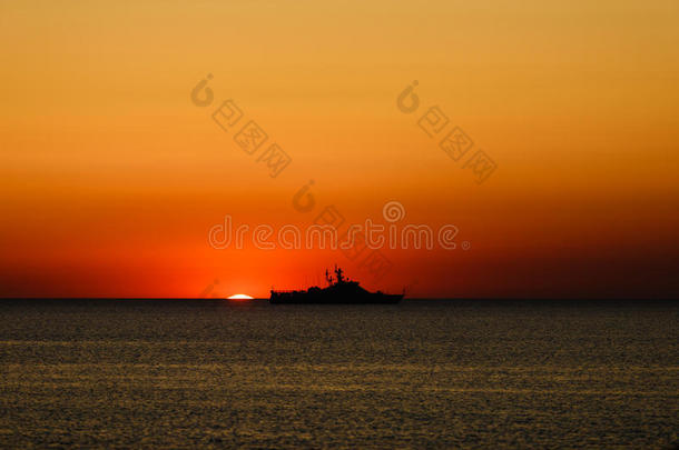 日落时的海岸警卫队船