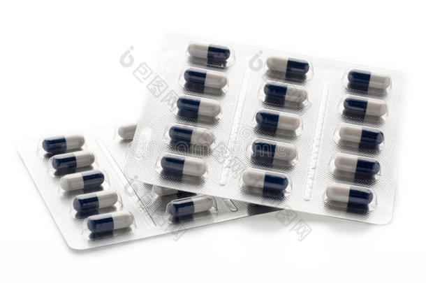 深蓝色和白色胶囊在药物水泡包装。