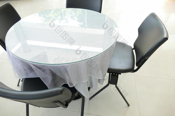 黑色皮革椅子和灰色桌布圆桌