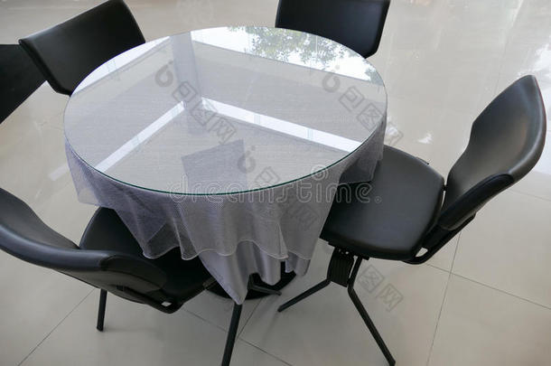 黑色皮革椅子和灰色桌布圆桌