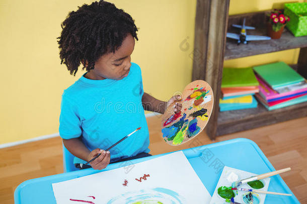 孩子用颜料画一幅画