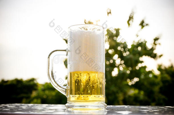 啤酒金色<strong>白色气泡</strong>。
