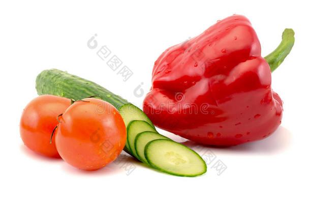 新鲜西红柿和黄瓜片和红辣椒在白色背景上
