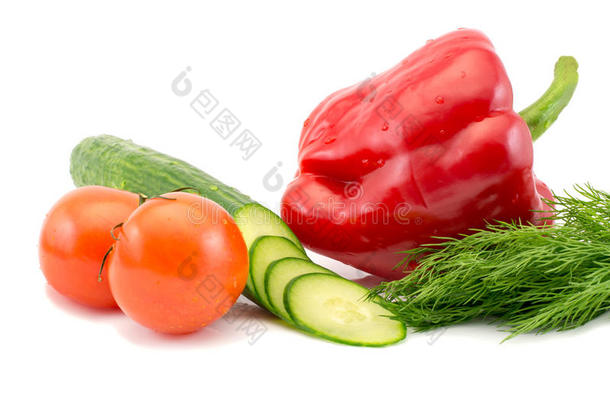 新鲜西红柿和黄瓜片和红辣椒，在白色背景上分离出绿色的莳萝