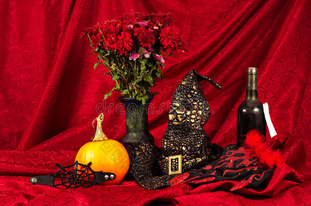万圣节仍然生活着南瓜，女巫的帽子，一瓶酒和花瓶的花