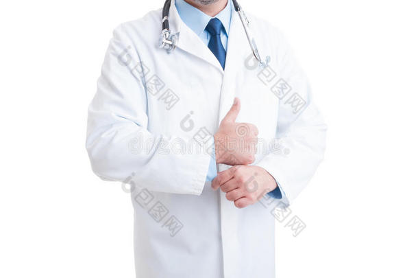 匿名医生或医生固定和调整衬衫袖子