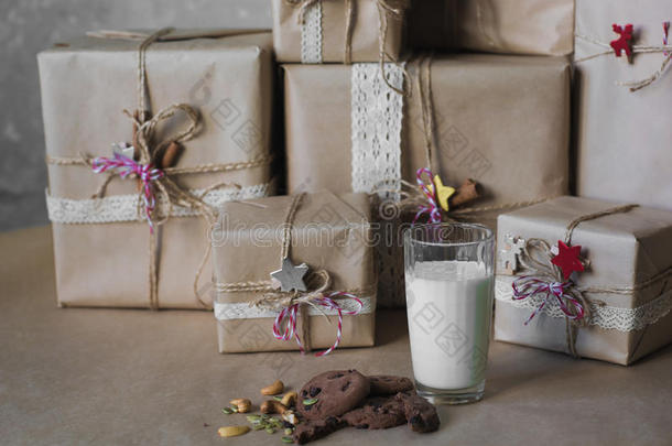 圣诞礼盒装饰花边和星星旁边的一杯牛奶和饼干，生活方式，节日，礼物，庆祝，问候