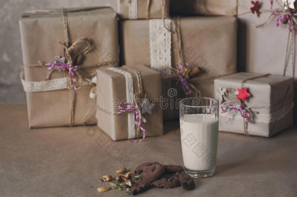 圣诞礼盒装饰<strong>花边</strong>和<strong>星星</strong>旁边的一杯牛奶和饼干，生活方式，节日，礼物，庆祝，问候